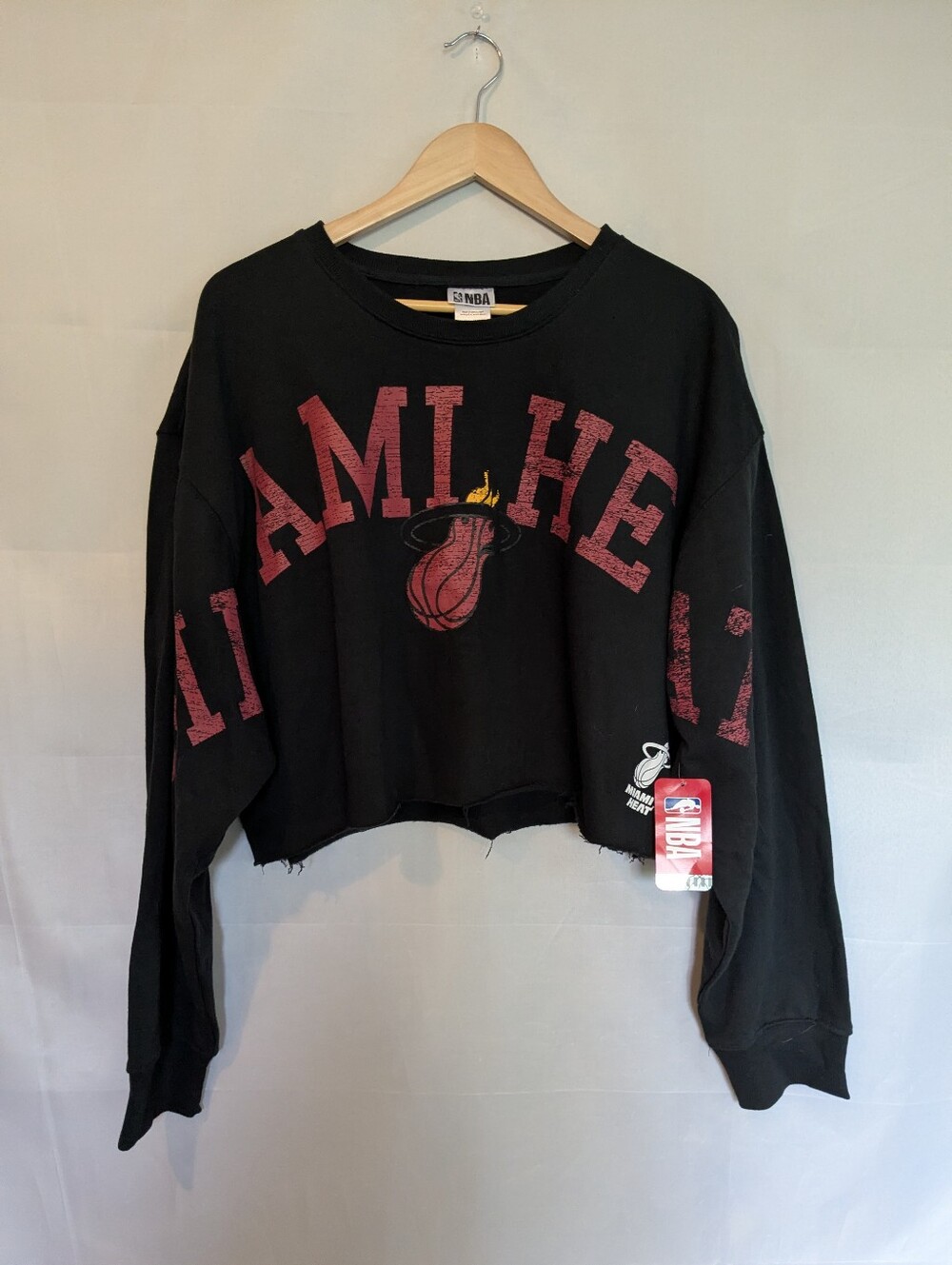 NBA Miami Heat Graphic Logo Spellout Cropped Sweatshirt XXL Black Red NWT